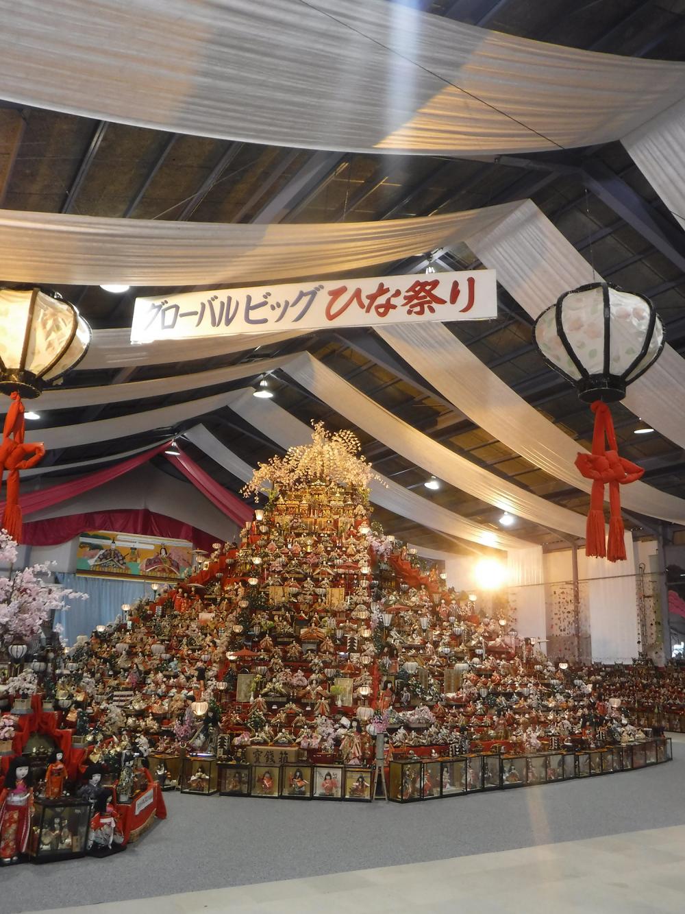 特大ピラミッド型ひな壇飾り 人形文化交流館（元祖ビッグひな祭り）