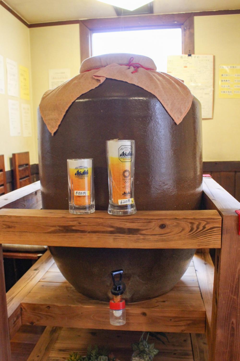 入口には熊本から取り寄せた大きな焼酎のかめ壺がお出迎え。 創作料理　花ゆら