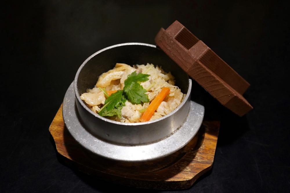 シメの定番［若鶏の釜めし］ みんなの夜ご飯　玉郎