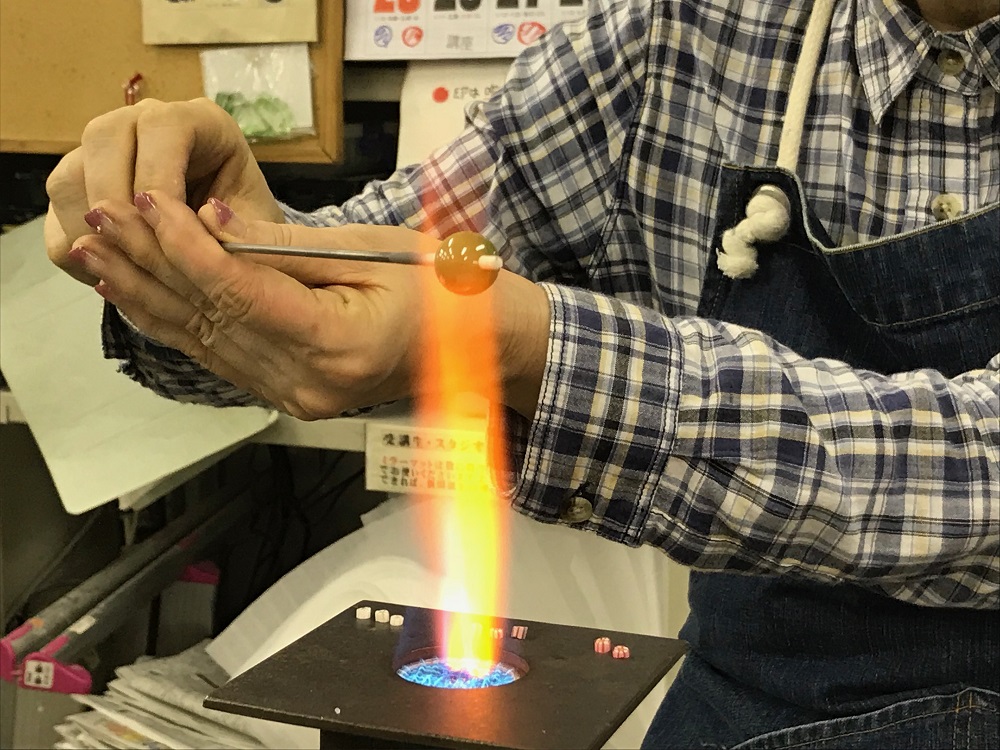 バーナーワーク体験2 バーナーワークで「トンボ玉」を作る体験（徳島ガラススタジオ）