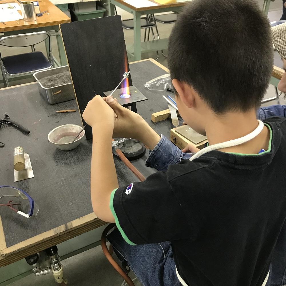 バーナーワーク体験3 バーナーワークで「トンボ玉」を作る体験（徳島ガラススタジオ）