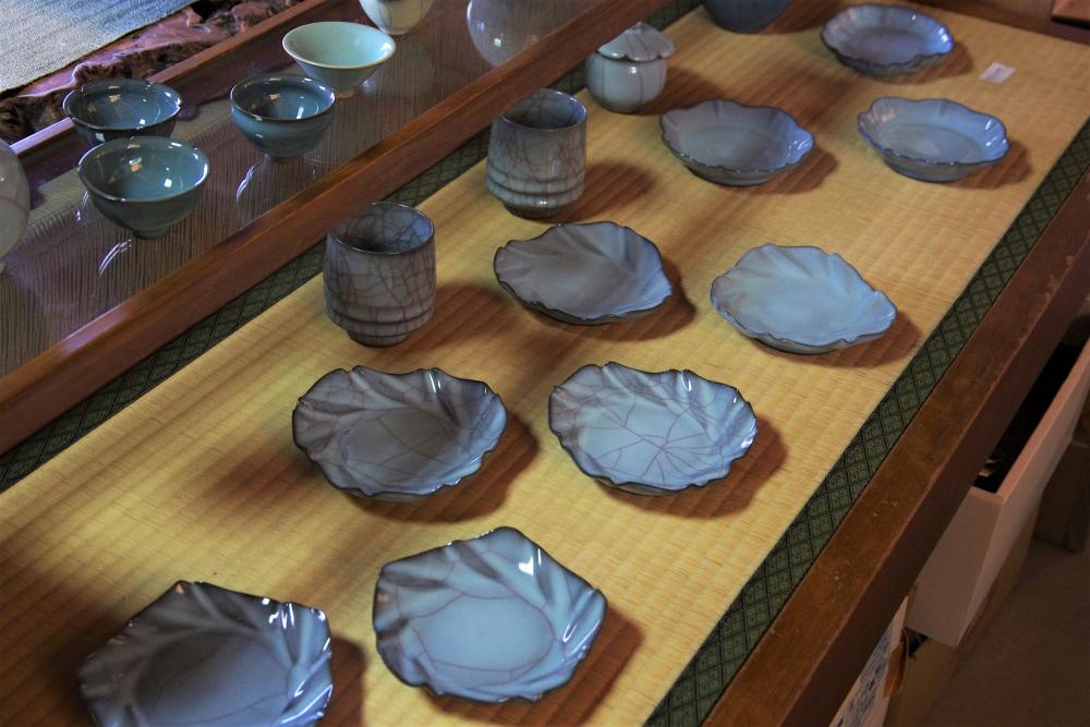 徳島らしい色を纏う
石井町「繭窯」藍浅葱の焼き物