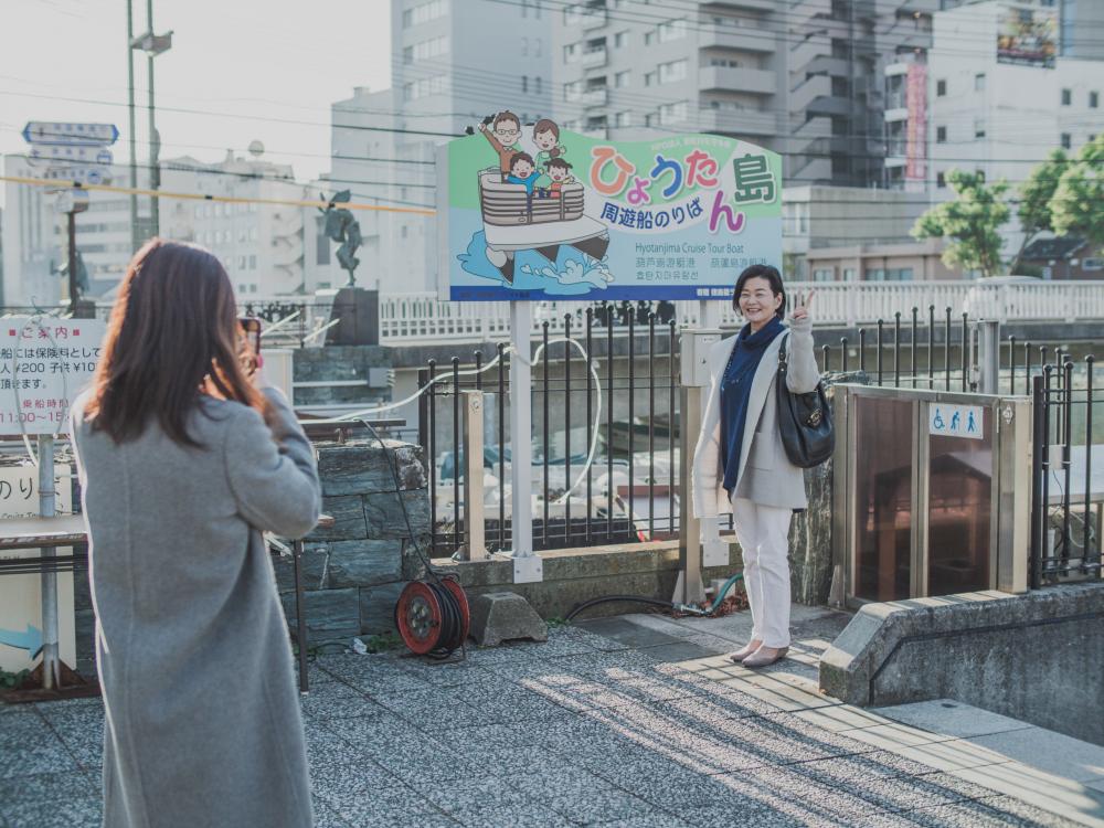 この看板が目印! 新町川水際公園ボートハウス前(両国橋のたもと)のクルーズ出発口