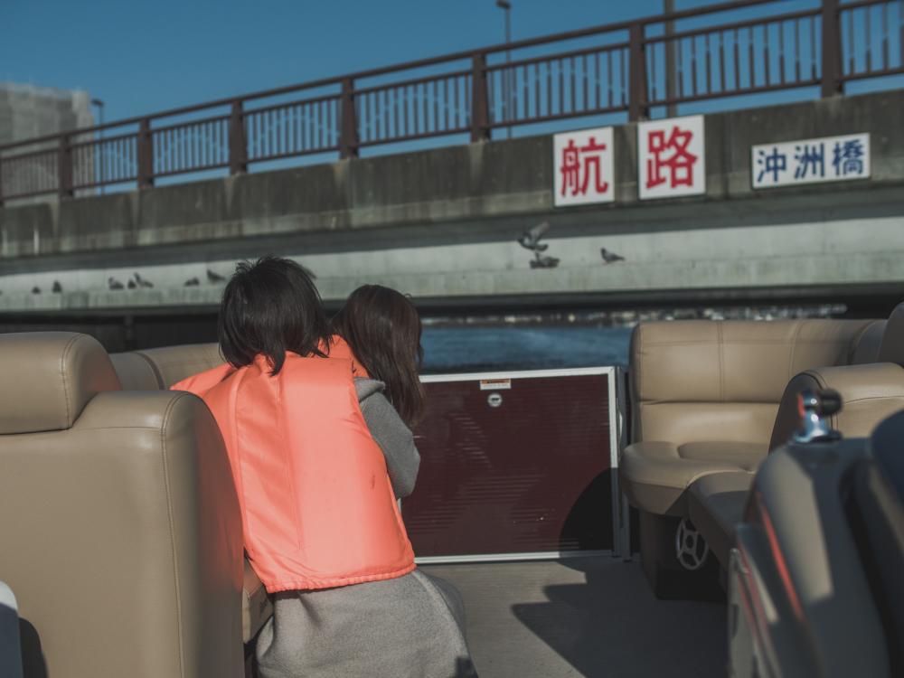 橋すれすれを通過するスリルも楽しみのひとつ
