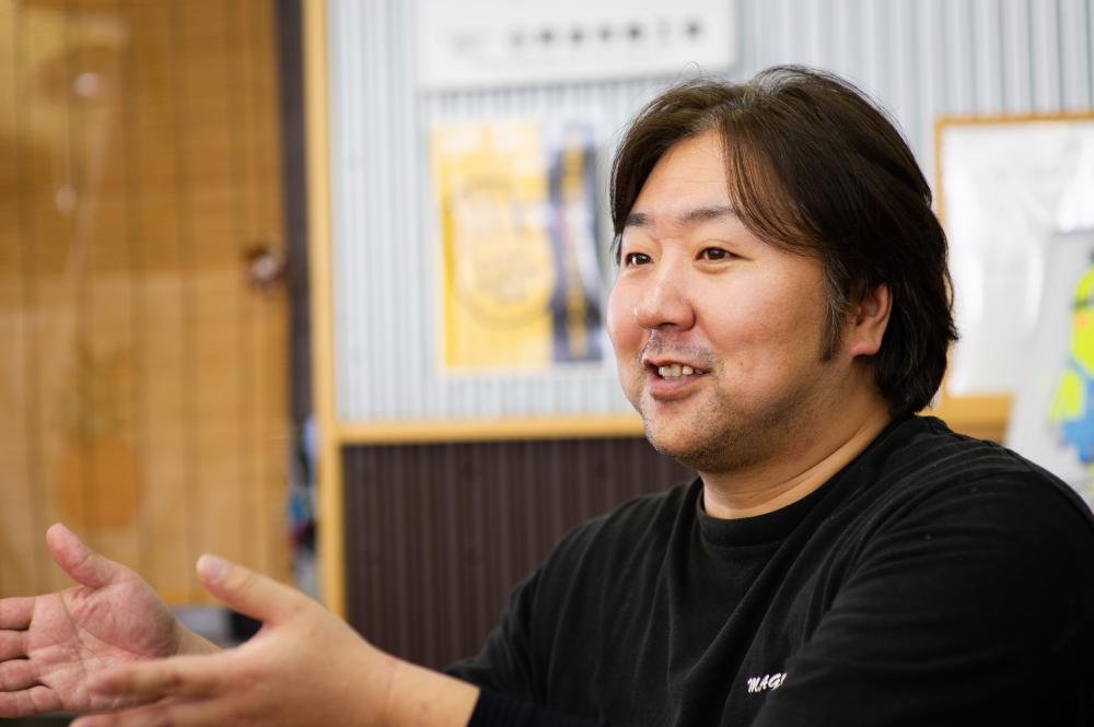 茶系のラーメンについて目をキラキラさせて語る代表の石田さん