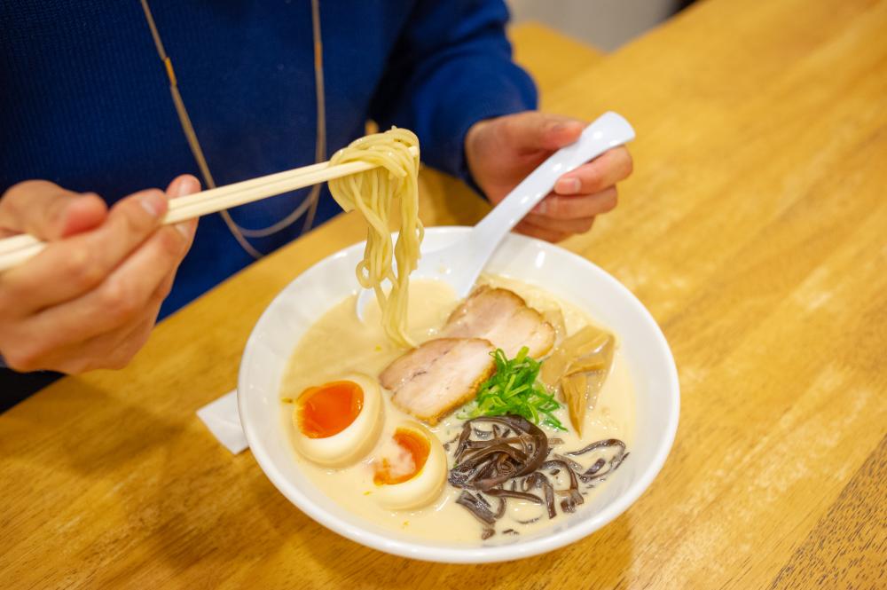 茶系とは対照的 白系徳島ラーメンを知る
可成家(かなりや) 原点の一杯 支那そば 白(中) 600円。 煮玉子100円