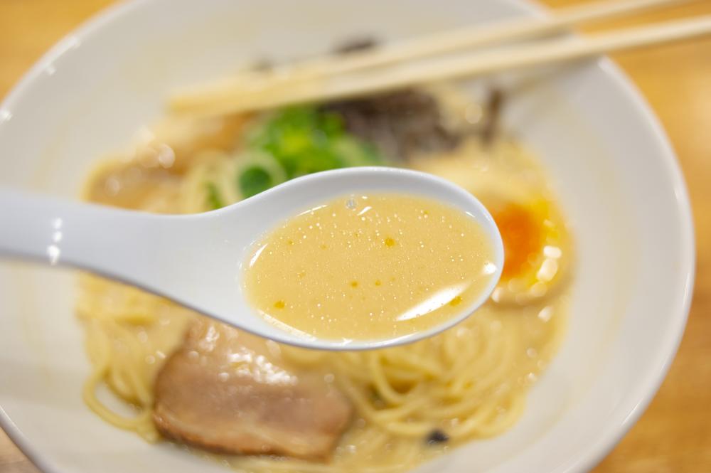 コクとまろやかさにハマってしまうスープ。麺は自家製麺です