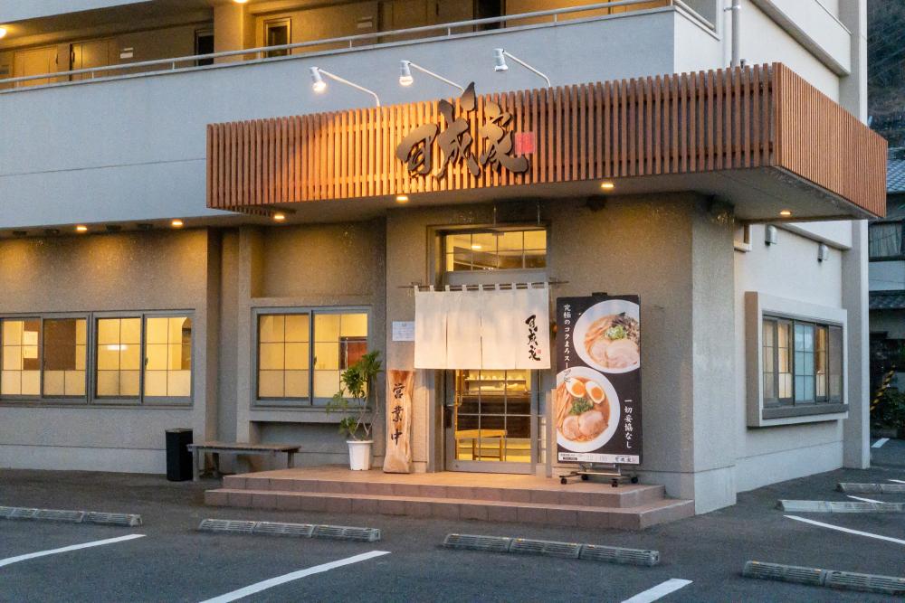 店の前だけでなくて裏にも駐車場有ります。通勤時間帯は車が多いから気をつけて