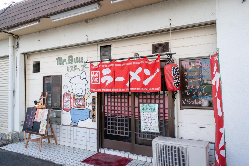 複数テナントが並ぶ中の真ん中のお店。駐車場は空き店舗前も停めて良いとのこと