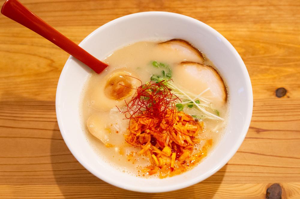 徳島ラーメンとは言えない?だけど徳島に来たなら食べて欲しい!
麺屋BASE.TORITON(トリトン) 鶏の旨味がたっぷり。「鶏赤」780円