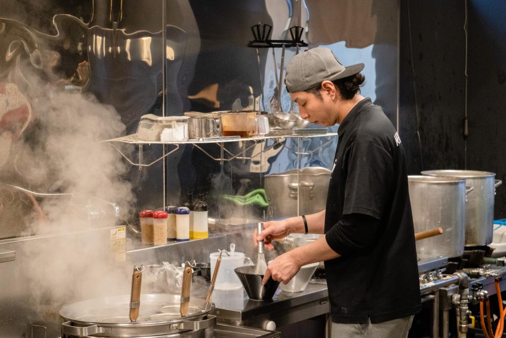 店主の佐尾山さん。まだ30代だけど、人生の半分以上ラーメンに費やしているそう
