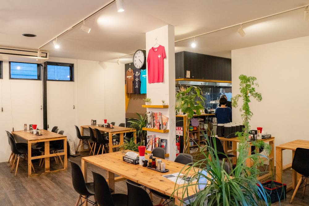 統一された色調が心地よいカフェのような店内