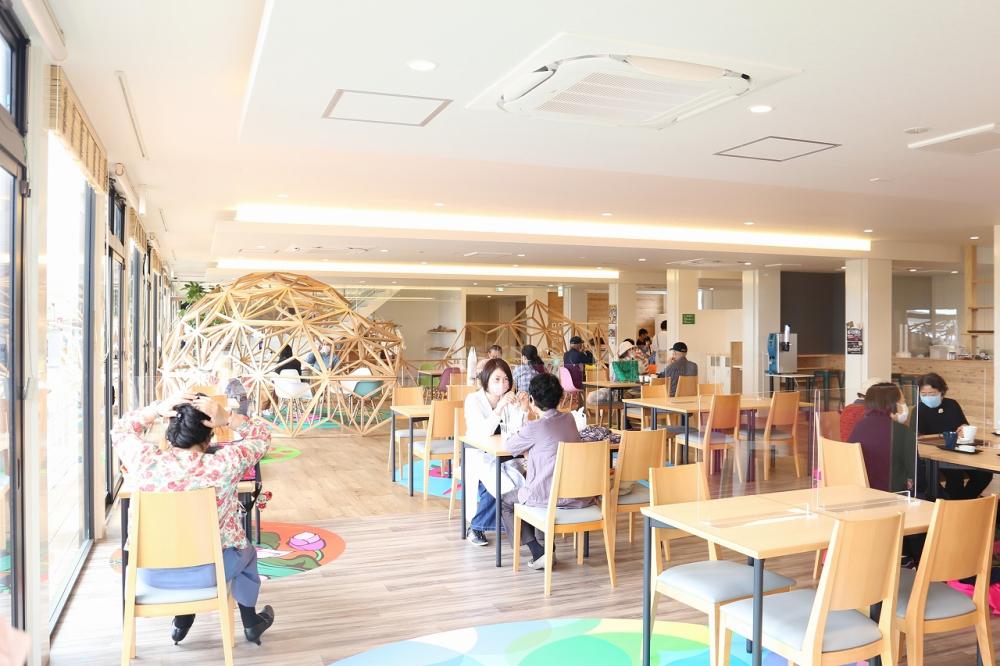 朝から晩まで利用できる、カフェやコワーキングスペースを完備