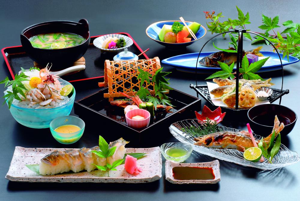 ▲「鮎料理 松コース」6900円(税別)。甘露煮前菜からぞうすいまで鮎尽くし!