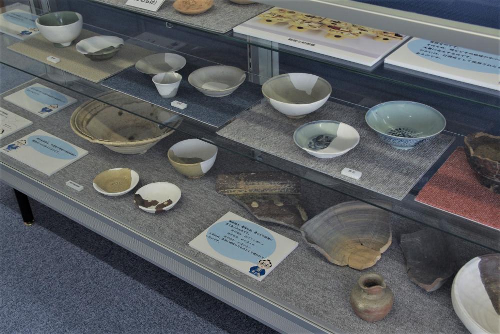  ▲館跡に新しく建てられた「史跡勝瑞城館跡展示室」には、出土した漆器・磁器・瓦などが展示されています。16世紀の前葉から後葉にかけての阿波の社会情勢の変化が大いに反映されている数々は見応え抜群です。