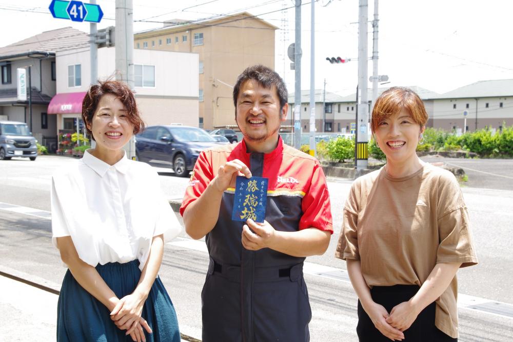  ▲左から藍染作家の米谷弘子さん、「武田石油」の武田康弘さん、書道家の原葉香さん。