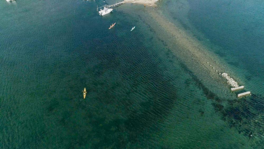 水深の浅いスクノ海。冬なら海の底まで綺麗に見える