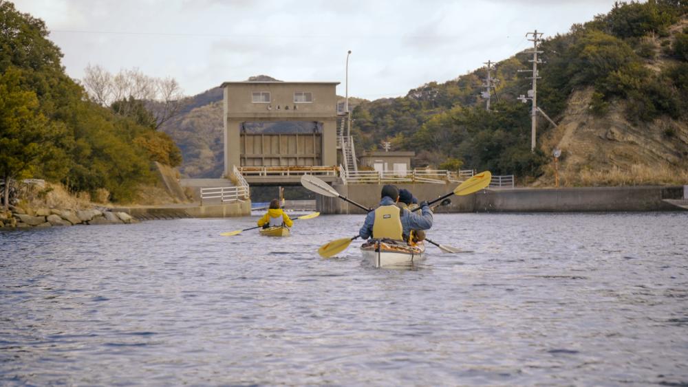 ウチノ海とつながる水門をくぐる