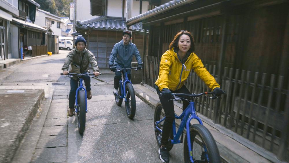 昔の街並みが残る細い路地を走ったり
