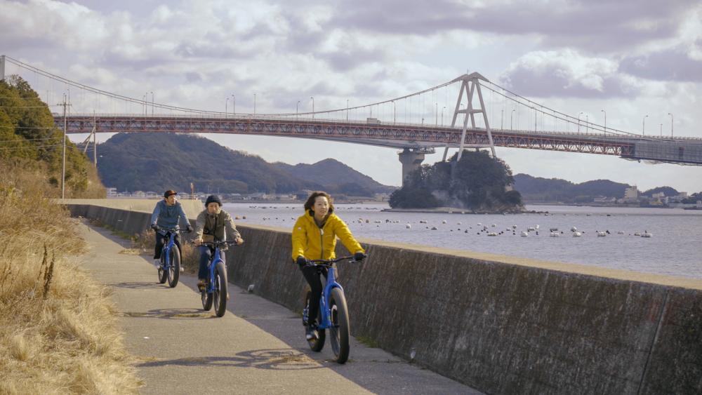 海岸線の道は車は通れない。自転車ならではの楽しみ