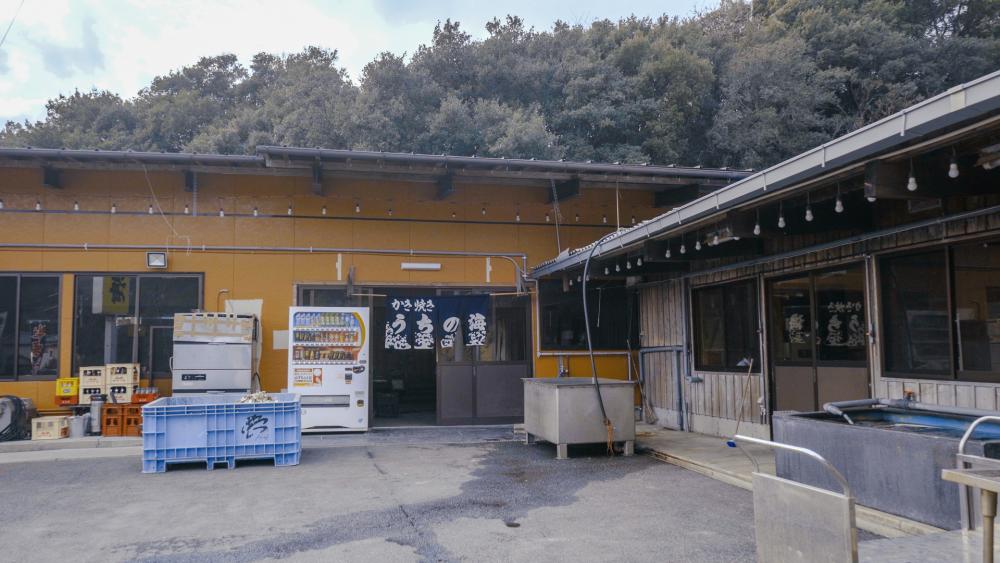 牡蠣棚が並ぶウチノ海の目の前にあるお店