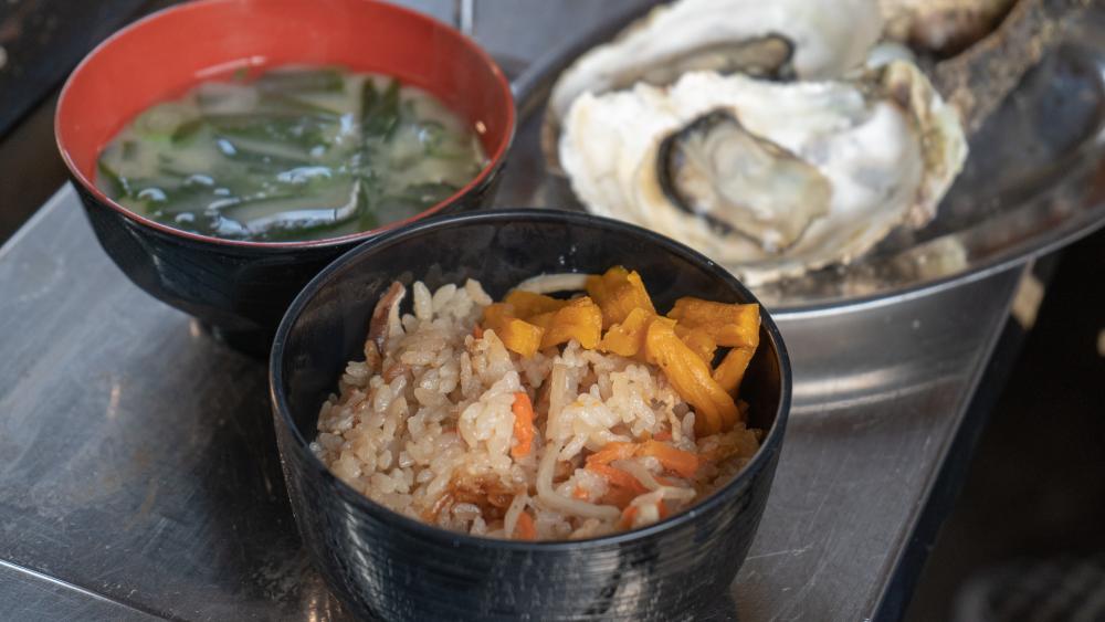 牡蠣の炊き込みご飯とお味噌汁も食べ放題