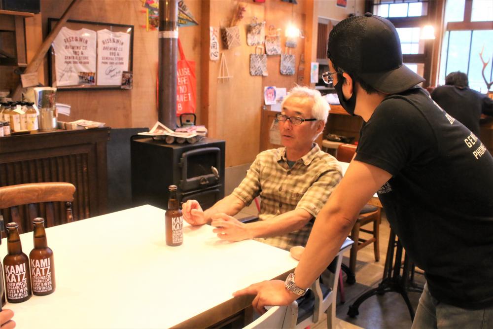  杉本さん（写真中央）と『RISE & WIN（ライズ & ウィン）』のブリュワーさん（写真右）。