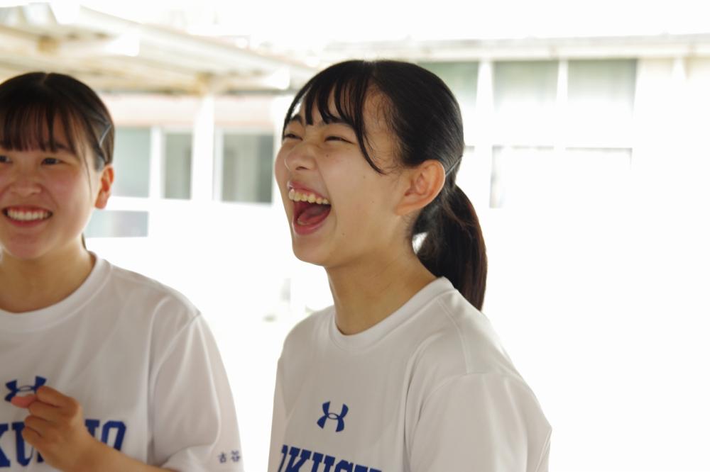 休憩中は女子高校生らしい笑顔を見せる。
