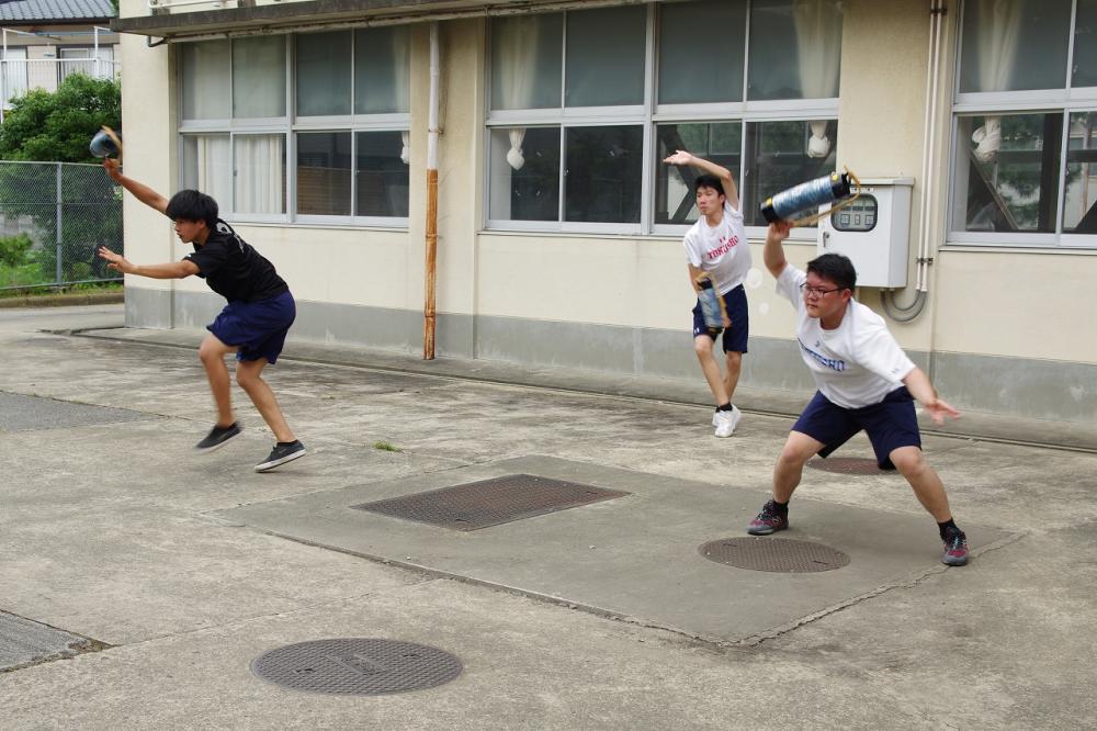 男踊りの見せ場でもある“あばれ”。全身を使って跳ね回るように踊る。