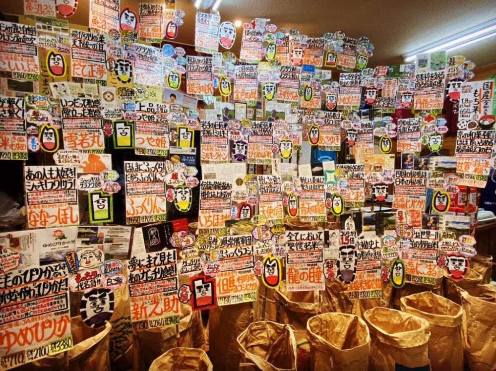▲冬の時期の店内。天井近くまでポップがびっちり!「夢にまで見た!あのガッチリ感」「あの人も大好き!シャキ!フワ!サラ!」などユニークな表現が散りばめられていて、読んでいくだけでも楽しい!