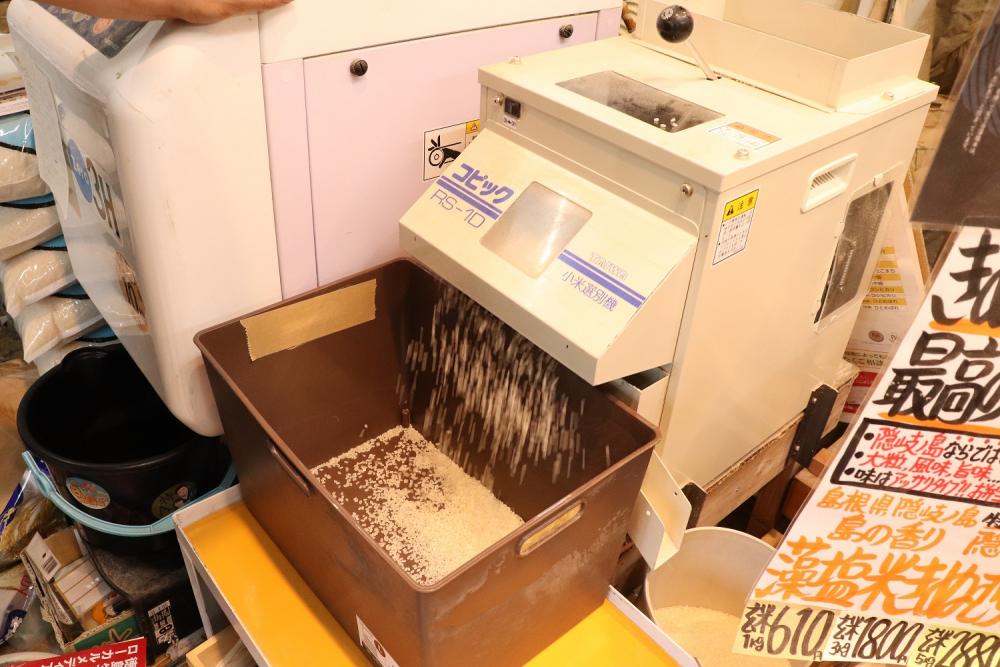  ▲精米したお米をさらに小米選別機にかけます。欠けたり割れたりしているお米をはじくことで、おいしさがまったく変わってくるそうです。