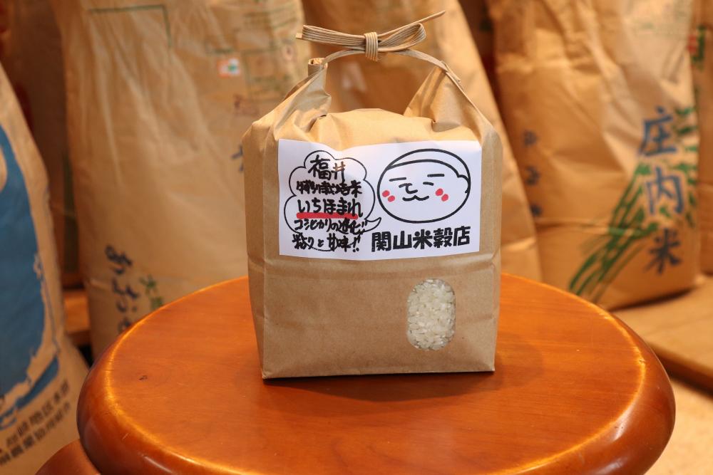  ▲精米したお米を袋に入れるたびに関山さんが品種などを手書きしていきます。