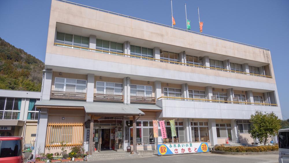 ふれあいの里さかもと。元体育館に「おひな様の奥座敷」という展示も有り