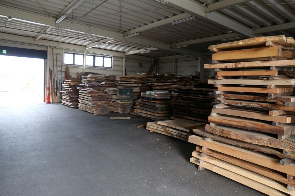  ▲ショップ横の材料倉庫。ここで選んでもらうこともあるという。