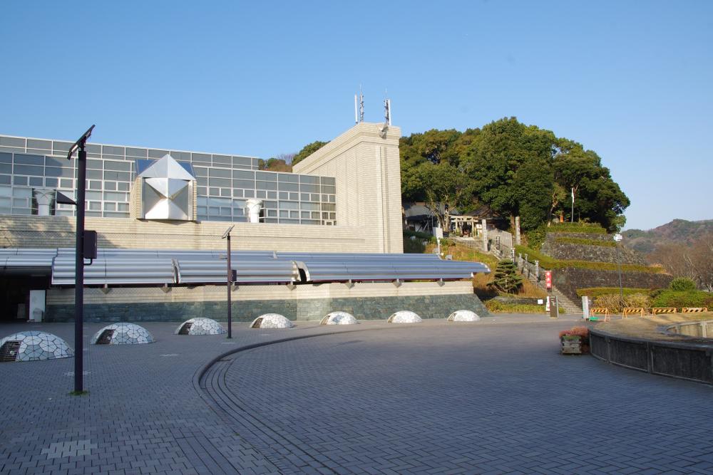 ▲徳島県立図書館の建物の隣に、こんもりとした森が。