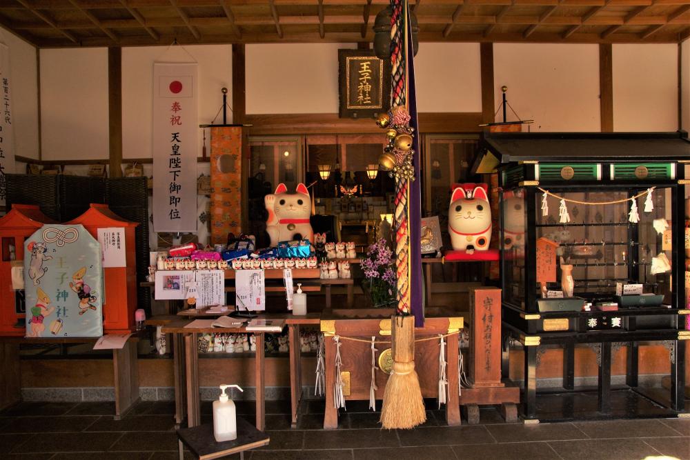 ▲本殿の中にも、大きなまねき猫が。