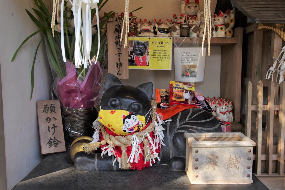 ▲こちらのかわいい黒い猫ちゃんの像は「心願成就さすり猫さん」。受験や試験などの合格祈願をするときは頭をさすりながら、安産祈願の場合はお腹をさすりながら、恋愛成就は手をさすりながら名前と住所、願い事を心の中で唱えると願いを叶えてくれるそうです。