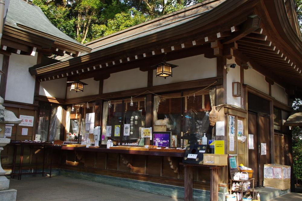 ▲月替わりの御朱印はこちらの社務所で受けられます。ちゃんと参拝してから御朱印をいただけるように声をかけましょう。御朱印の受付は9:20~16:40まで。時間外の対応は不可。また宮司が不在で対応できない場合もあるので、事前にインスタグラムで確認してから参拝しましょう。