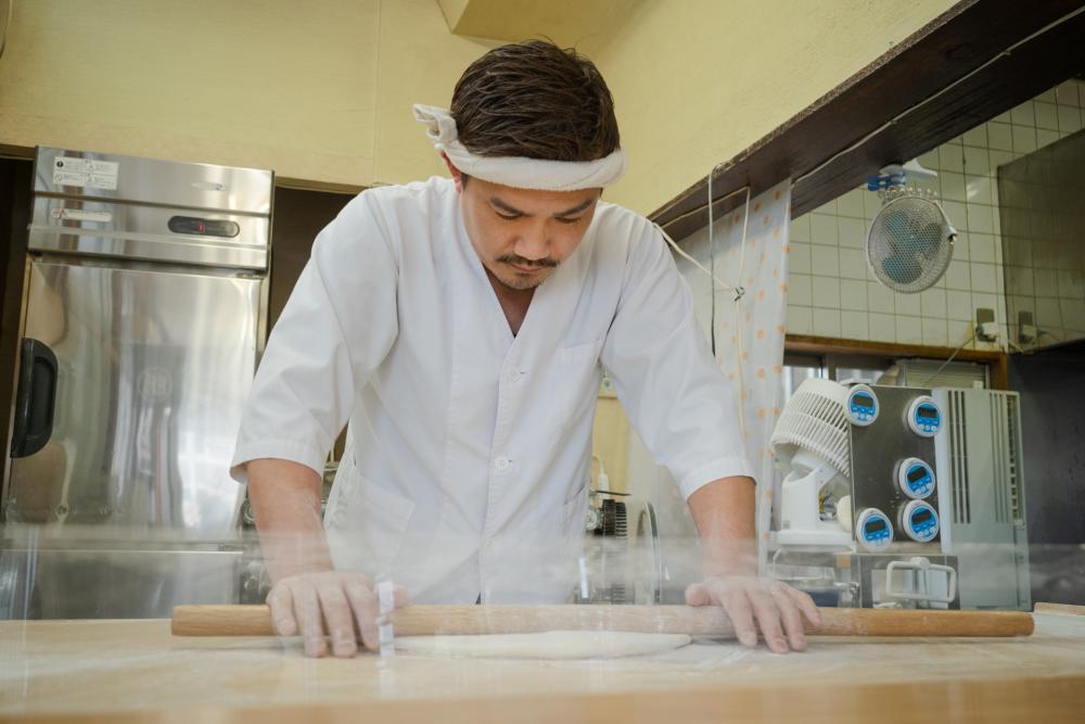 麺を打つ店主の山本将弘さん。麺はいつも打ち立て