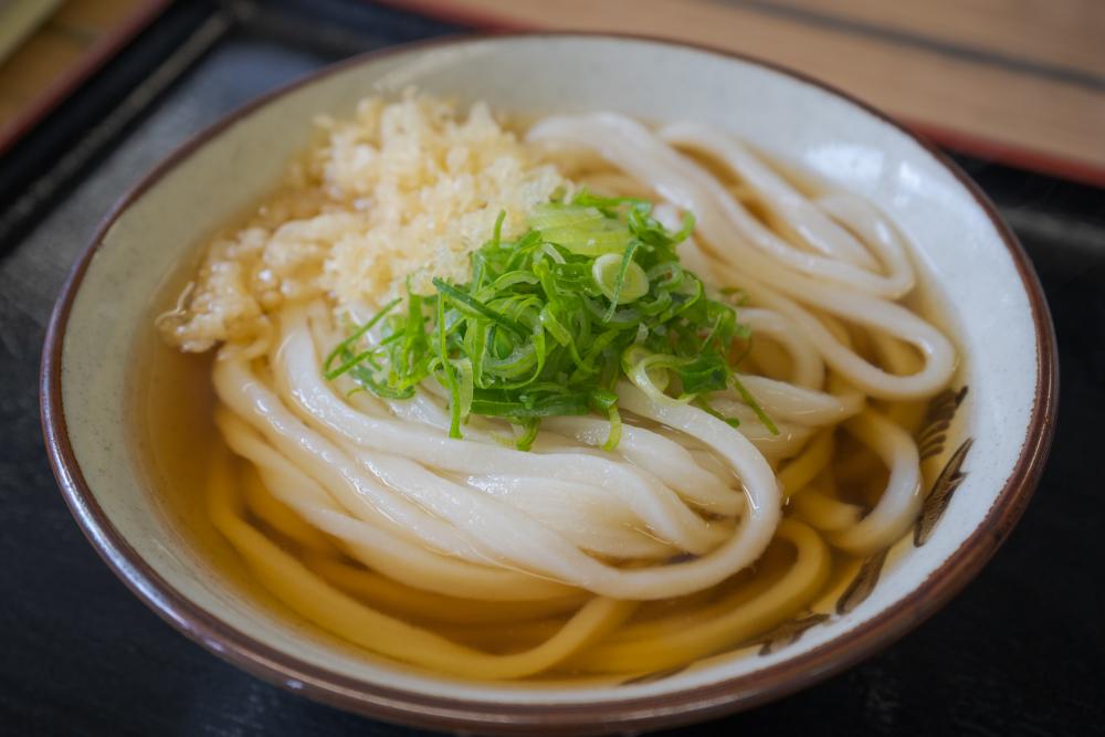 「かけうどん ひやあつ小」300円。ネギや天かすは自分でトッピングする