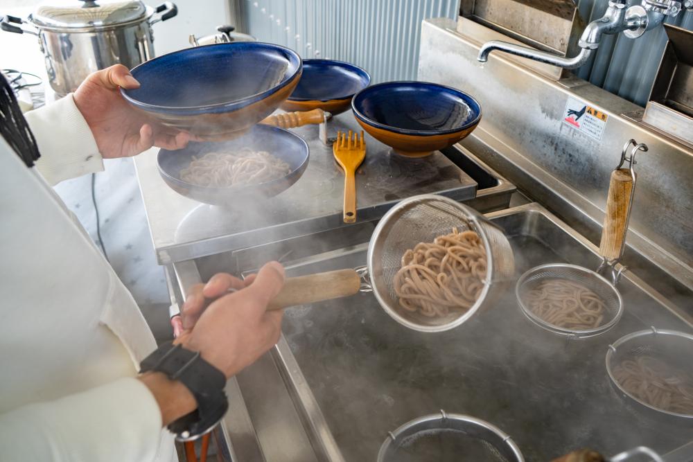 独特の色をしたもち麦うどん
