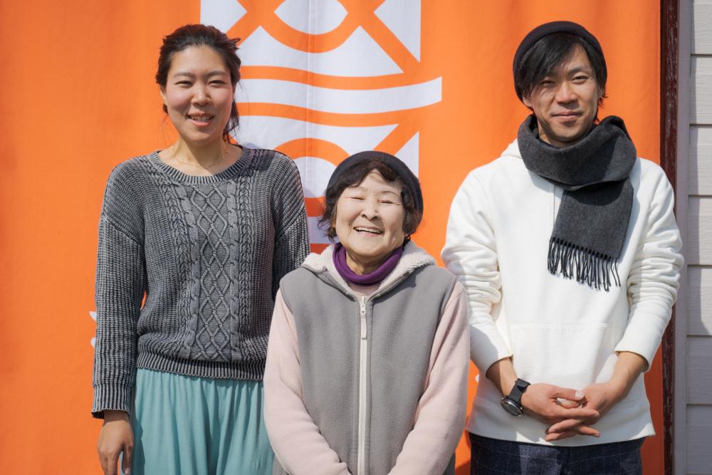 孫たちに受け継がれた持ち麦うどん。3人が笑顔で迎えてくれる
