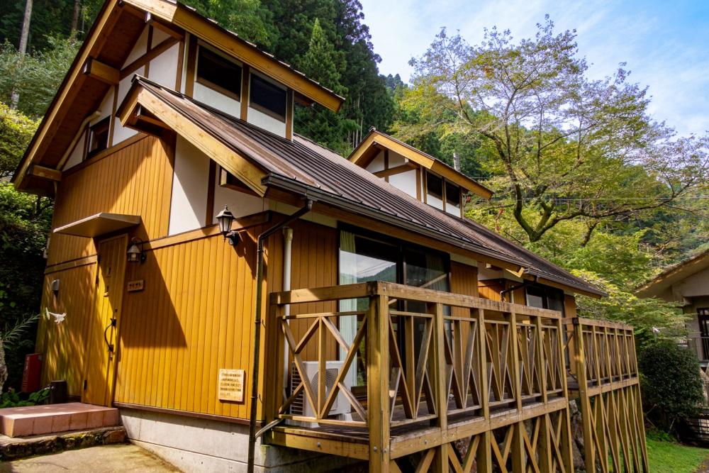 一戸建てのバンガローが3棟。それぞれ中2階建て