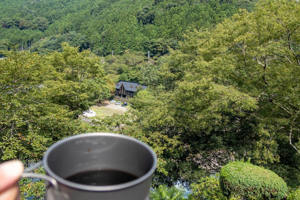 バンガローのバルコニーでコーヒー休憩