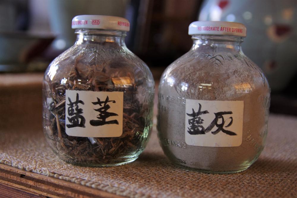 ▲左が元となる藍の茎。右が藍の茎からできた藍灰。大量の藍茎を使っても灰として使えるのはわずか。