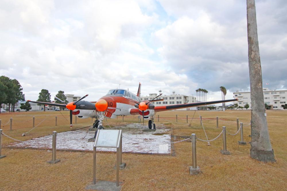 入口では退役した訓練機がお出迎え。