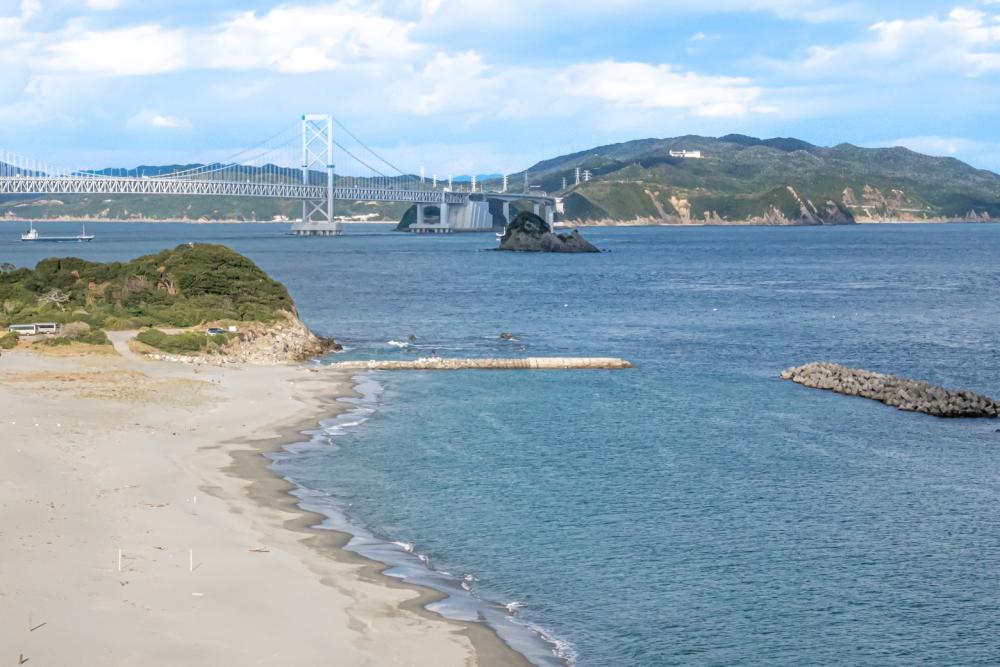 バルコニーから眺める大鳴門橋と大毛海岸の砂浜