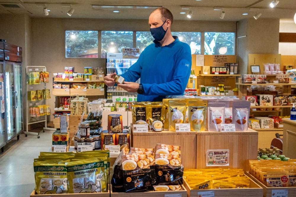 徳島や鳴門の名産を取り揃えた売店。おやつ用のスナックやドリンクもあります。
