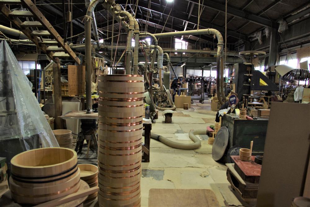  ▲木の香りに包まれる作業場。たくさんの道具や機械、製造途中の製品が並んでいます。