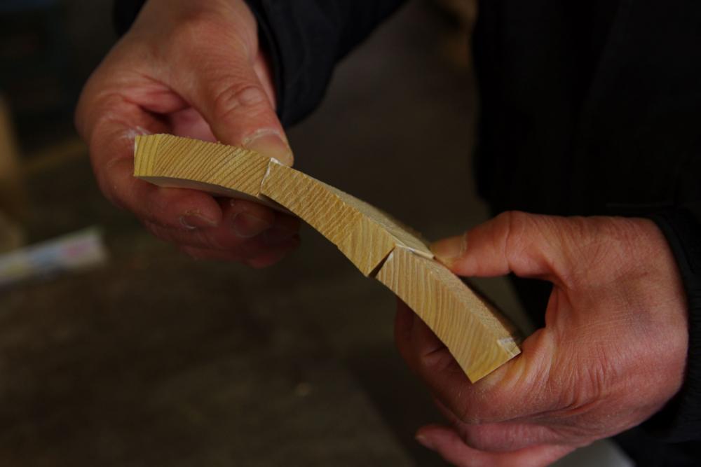  ▲きれいな円形に仕上がるように、木材が斜めに削られています。